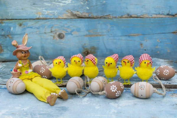 Пасхальные Яйца Кролик Голубом Деревянном Фоне — стоковое фото