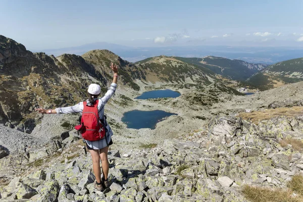 Gelukkig Wandelaar Vrouw Top Van Een Berg Met Een Geweldig — Stockfoto