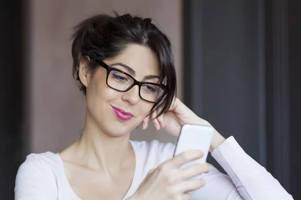 Hermosa Mujer Sonriente Usando Teléfono Móvil Casa —  Fotos de Stock