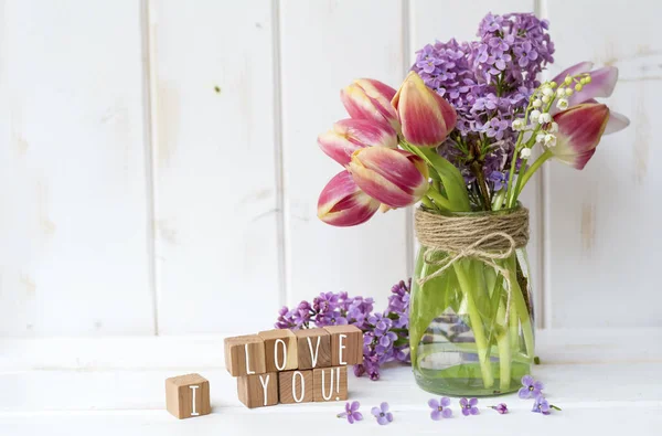 Hou Van Bericht Gespeld Houten Blokken Voorjaar Boeket Met Tulpen — Stockfoto