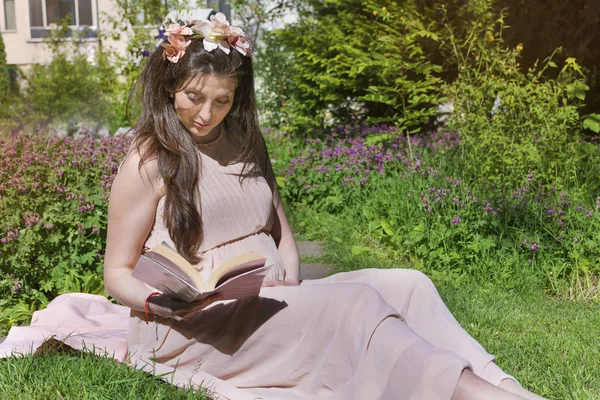 Счастливая Беременная Женщина Читает Скамейке Парке — стоковое фото