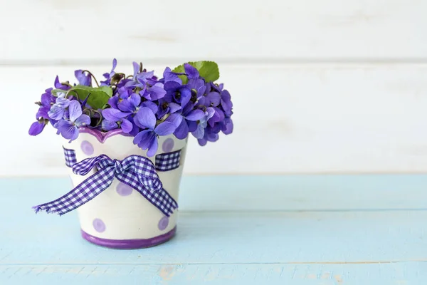 Belo Buquê Violetas Roxas Pequeno Vaso Com Pontos Fita Fundo — Fotografia de Stock
