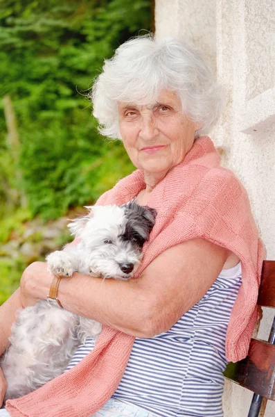 Hermosa Mujer Mayor Feliz Abrazando Lindo Perro Havanese Aire Libre — Foto de Stock