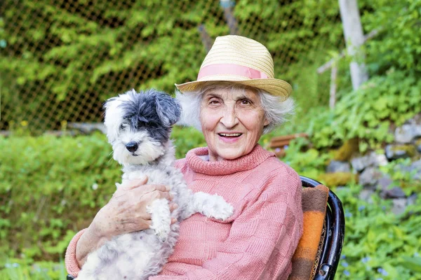 Güzel mutlu kadın onun sevimli Havanese köpek açık yaz Mountain.Woman ve köpek birlikte seyahat sarılma kıdemli