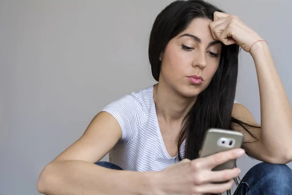 Bela Triste Jovem Mulher Usando Telefone Celular — Fotografia de Stock