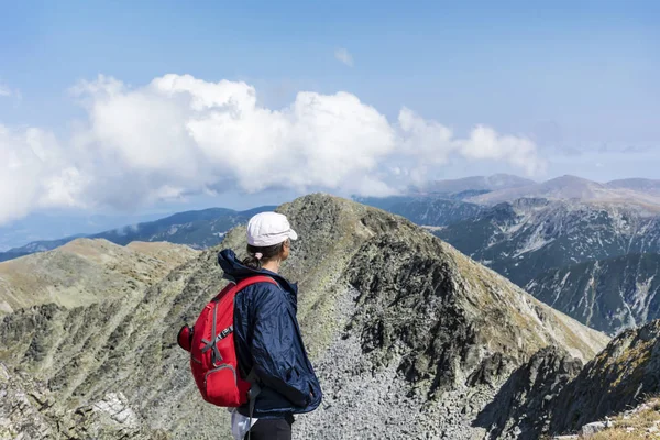 Gelukkig Wandelaar Vrouw Top Van Een Berg Met Een Geweldig — Stockfoto