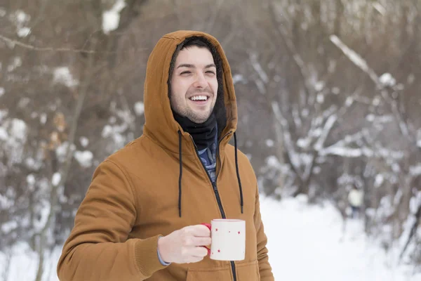 Genç Adam Kış Dağda Sıcak Çay Içme — Stok fotoğraf