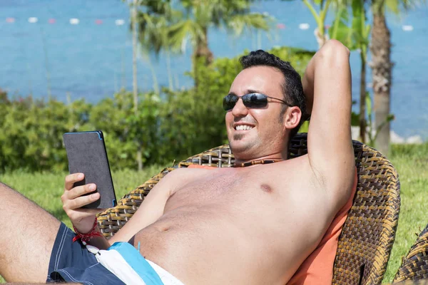 Joven Usando Tableta Sobre Fondo Marino — Foto de Stock