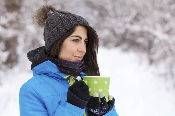 Beautiful Woman Drinking Hot Tea Winter Mountain Winter Vacation — Stock Photo, Image