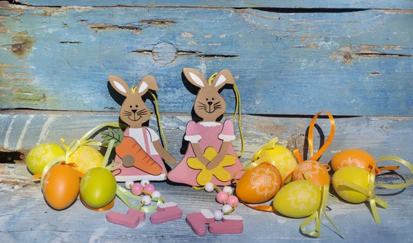 Пасхальные Яйца Кролики Голубом Старинном Деревянном Фоне — стоковое фото