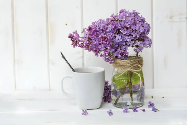 Kopje Koffie Met Melk Boeket Van Lila Witte Houten Achtergrond — Stockfoto