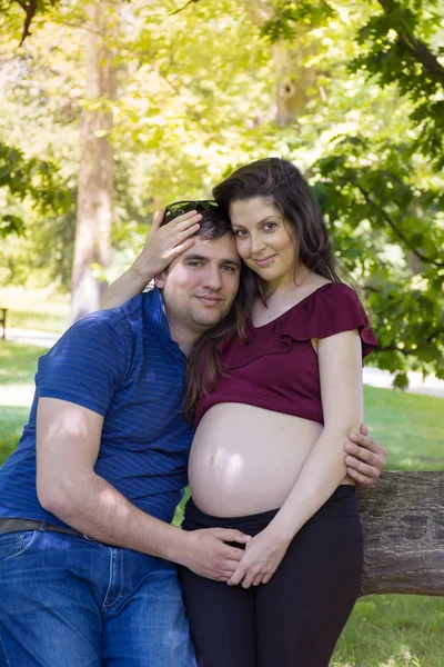 年轻夫妇怀孕了 — 图库照片