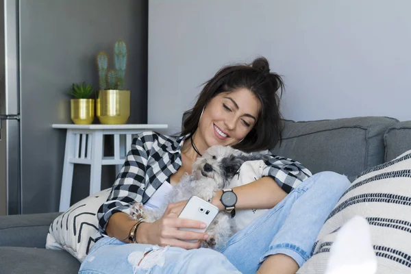 Portrait Une Belle Femme Souriante Embrassant Son Chien Utilisant Téléphone — Photo