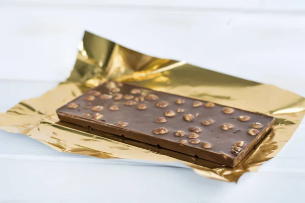 Altın Folyo Beyaz Ahşap Arka Plan Çikolata — Stok fotoğraf