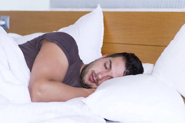 Κοιμώμενος Νέος Άντρας Στο Υπνοδωμάτιο — Φωτογραφία Αρχείου