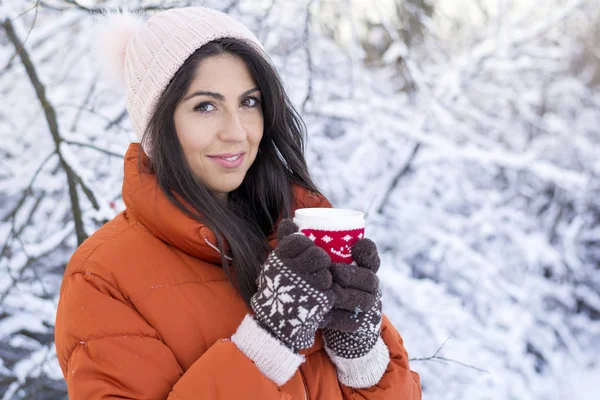 Güzel kadın kış Mountain.Winter tatil sıcak çay içme
