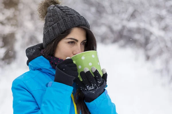 Beautiful Woman Drinking Hot Tea Winter Mountain Winter Vacation — Stock Photo, Image