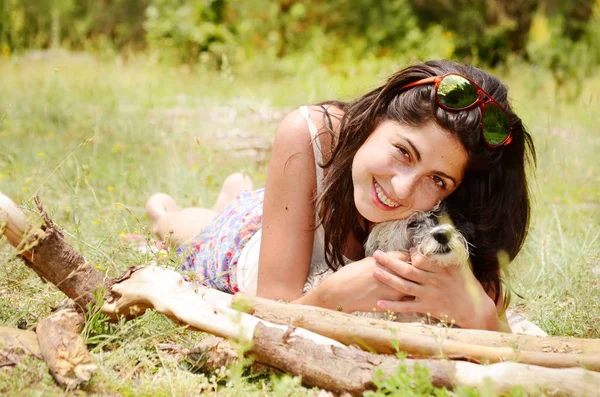 自然の背景の彼女の小さな犬と美しい女性 — ストック写真