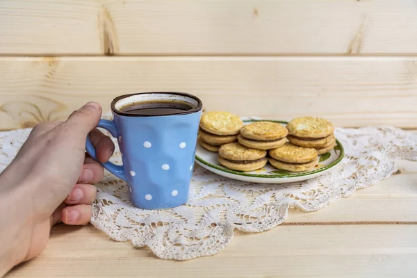 Weibliche Hand Hält Tasse Kaffee Mit Keksen — Stockfoto