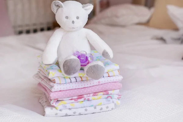 Stapel Baby Luiers Teddy Bear Knuffel — Stockfoto