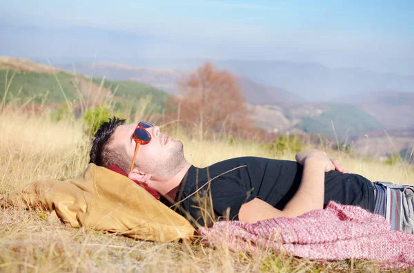 Hombre Dormido Relajándose Bajo Luz Del Sol Las Tierras Altas — Foto de Stock