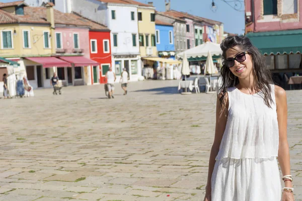 Hermosa Mujer Turística Con Vestido Blanco Caminando Burano Italia —  Fotos de Stock