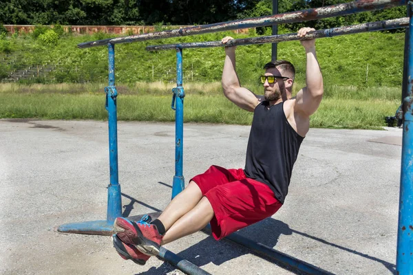 Unga Och Muskulös Man Vid Utomhus Gym — Stockfoto