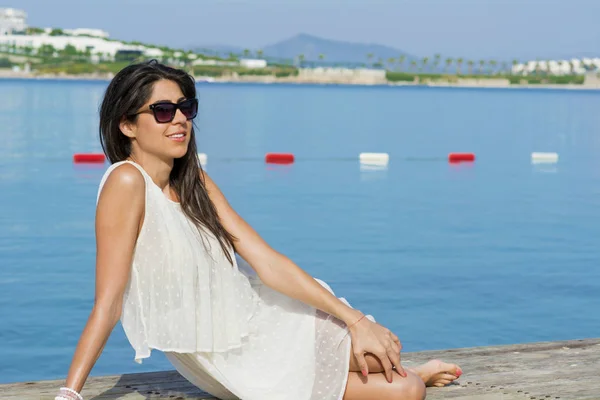 Joven Mujer Disfrutando Vista Mar Caminando Por Playa —  Fotos de Stock