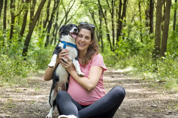 Счастливая Беременная Женщина Играет Своей Собакой Летнем Парке — стоковое фото