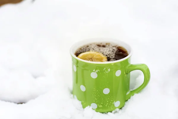 Зеленая Чашка Чая Ломтиком Лимона Снегу — стоковое фото