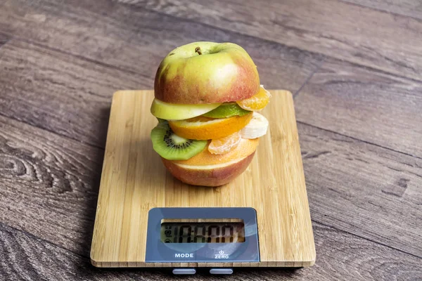 Creativo Hamburger Mele Sano Con Frutta Una Scala Cucina — Foto Stock