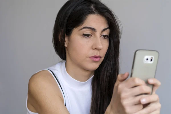 Hermosa Mujer Joven Triste Utilizando Teléfono Móvil —  Fotos de Stock