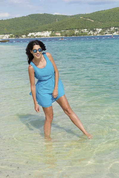 Retrato Hermosa Mujer Joven Feliz Sobre Fondo Mar Vacaciones Verano —  Fotos de Stock