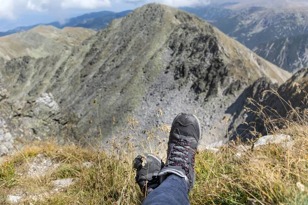 Benen Van Reiziger Zittend Een Hoge Berg Top Met Uitzicht — Stockfoto