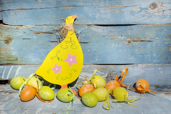 Пасхальные Яйца Деревянная Желтая Курица Синем Деревянном Фоне — стоковое фото