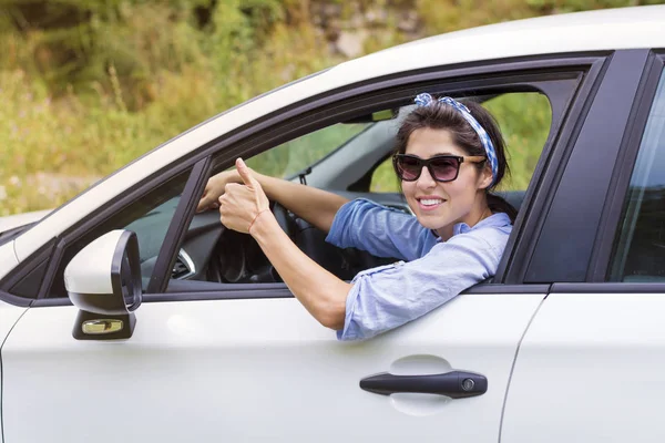 Jovem Mulher Feliz Dirigindo Novo Carro Branco Polegares Para Cima — Fotografia de Stock