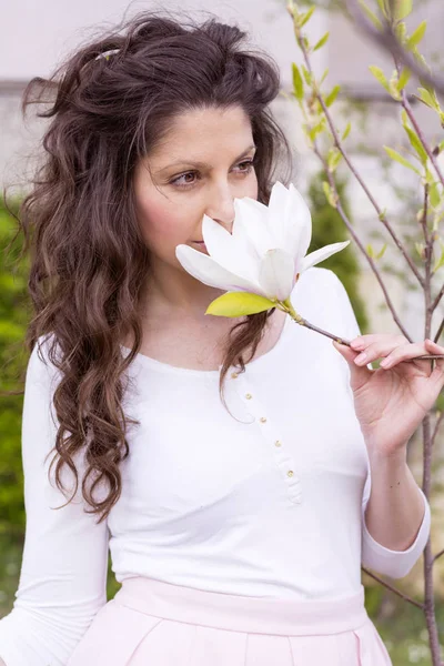 モクレンの花と美しい笑顔の女性 春の時間 — ストック写真