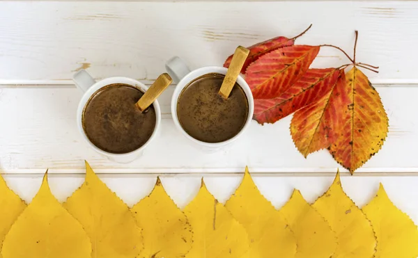 Heiße Schokolade Und Herbstblätter — Stockfoto