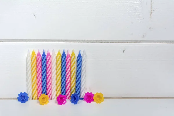 Set Velas Cumpleaños Colores Aisladas Sobre Fondo Madera Blanca — Foto de Stock