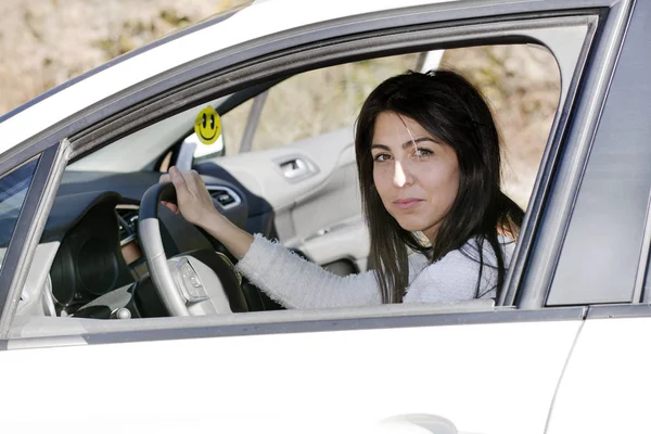 Молода Жінка Стоянка Автомобіля Навчання Водити Машину — стокове фото