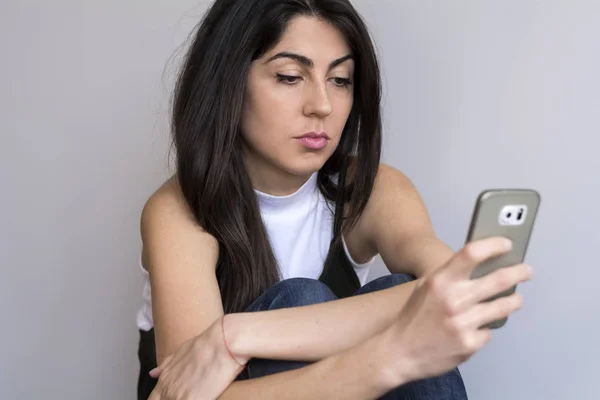 Bela Triste Jovem Mulher Usando Telefone Celular — Fotografia de Stock