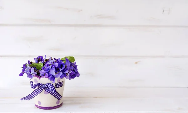 Mooi Boeket Van Paarse Viooltjes Een Kleine Vaas Met Stippen — Stockfoto