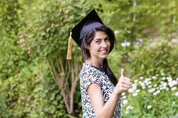 Hermosa Mujer Joven Graduación Universitaria — Foto de Stock