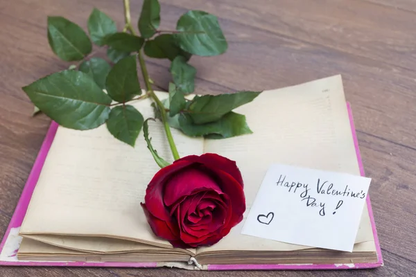 Rose Rouge Avec Carte Message Sur Livre Ouvert Valentines Fond — Photo