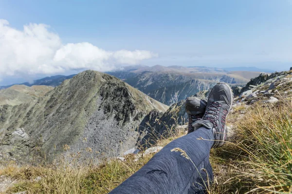 Benen Van Reiziger Zittend Een Hoge Berg Top Met Uitzicht — Stockfoto