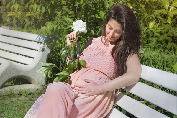 Bella Donna Incinta Posa Nel Parco — Foto Stock