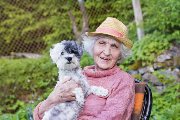 Lyckligt Leende Senior Kvinna Kramar Hennes Pudel Hund Spring Park — Stockfoto