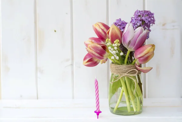 Kaars Voor Verjaardagsfeest Met Tulpen — Stockfoto