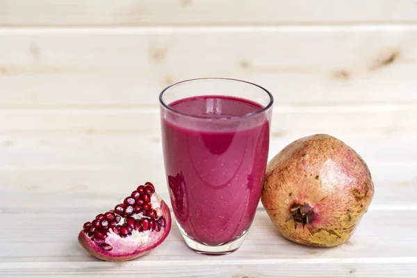 Ein Glas Reifen Granatapfelsaft Auf Holzgrund Gesundes Wohnkonzept — Stockfoto