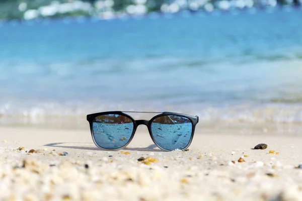 Mode Blaue Sonnenbrille Sandstrand Der Nähe Des Blauen Meeres Sommerferienkonzept — Stockfoto